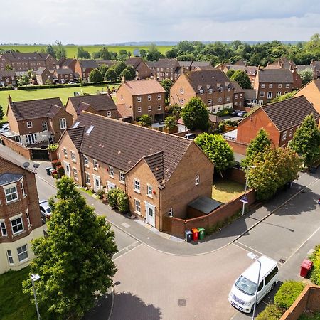 Villa 2 Tracy Avenue Slough Exterior foto